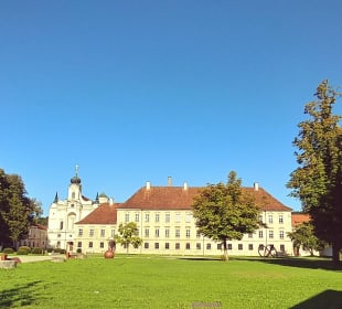Park vor Hotel Klostergasthof Raitenhaslach