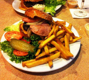 Burger, Pommes und Beilagen