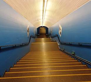 Treppe zum Kraftwerk und der Schaltzentrale