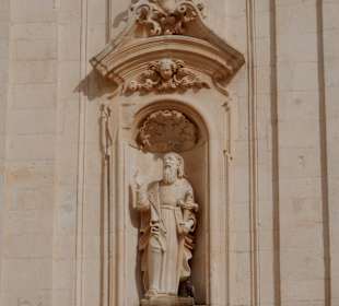 Seitlich vom Hauptportal