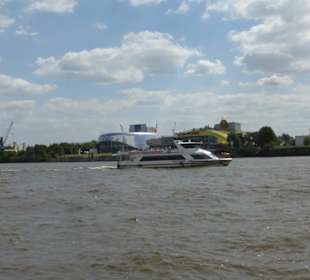 Die Elbe an den St. Pauli Landungsbrücken