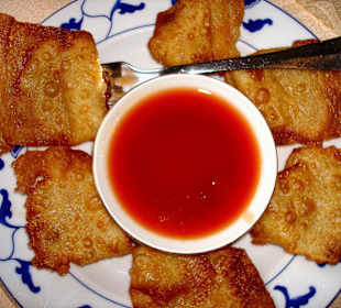 Wan-Tan mit fruchtiger Sauce als Vorspeise