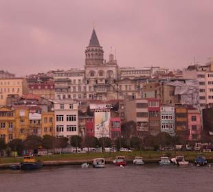 Galataturm vom Bosporus aus.