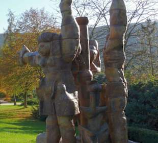 Skulptur an der Einfahrt - von rechts gesehen