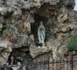 Lourdes-Grotte im Eutinger Friedhof
