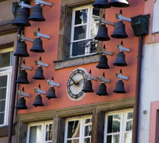 Leuten zur vollen Stunde