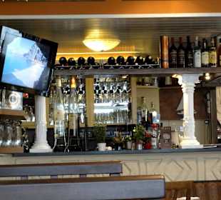 Tresen- und Barbereich des Restaurants Plaka