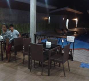 Im Restaurant Hintergrund der Pool