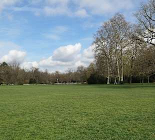 Spaziergang durch den Schlosspark von Karlsruhe