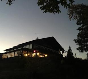 Gasthof Bremhof in der Abenddämmerung