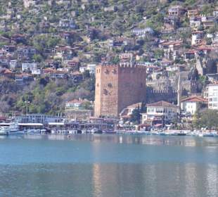 Roter Turm am Hafen von Alanya