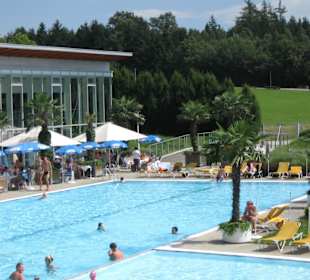 Sportbecken und dahinter Panoramabar