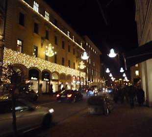 Beleuchtete Straße vor dem Markt