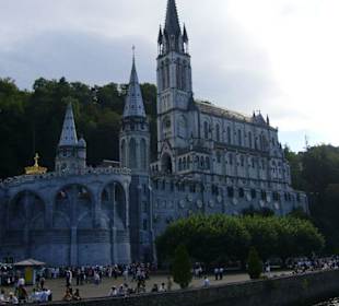 Übereinander gebaute Kirchen