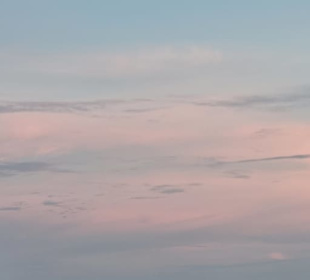 Blick vom Strand zum Himmel