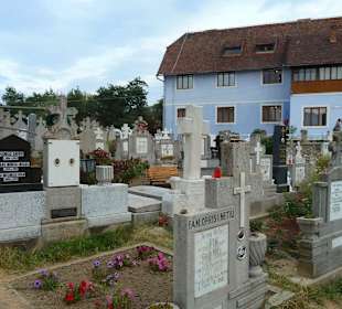 Museumsgebäude mit Friedhof davor