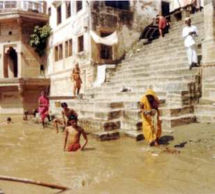 Treppe des heiligen Tempels in Varanasi (Benares)