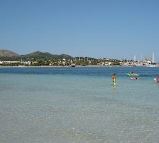Das klare Wasser mit Blick in die Bucht