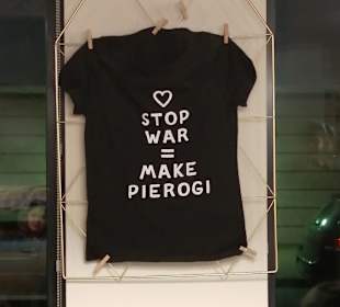 Man kann auch ein Pierogi-T-Shirt kaufen