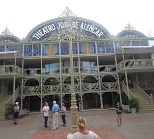 Außenansicht des offenen Theatersaals