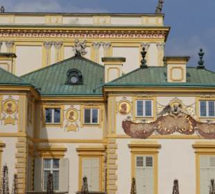 Im Schlosspark: die Sonnenuhr am Schloss Wilanow