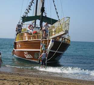 Wejście na statek z plaży