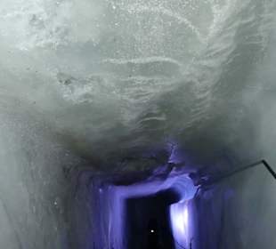 Blaues Eis in der Gletscherspalte