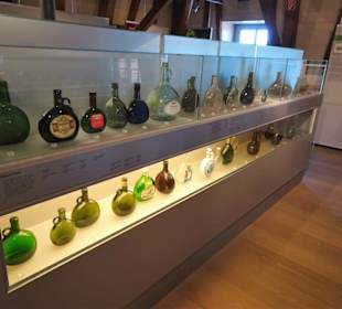 Historische Flaschen im Museum Barockscheune