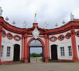 Eingangsportal von Schloss Seehof