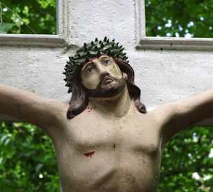 Das Denkmal "Weißes Kreuz" im Sommer