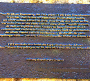 Inschrift an der Gedenkmauer