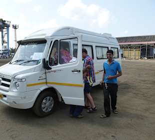 Der Kleinbus von Carnival Tours