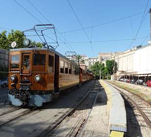 Triebwagen im Bahnhof Palma