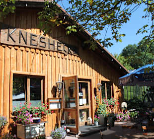 Blick auf den Eingang vom Ausflugslokal Kneshecke