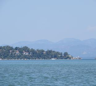 Blick vom Hafen in die Bucht