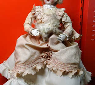 In der Puppenabteilung des Spielzeugmuseums