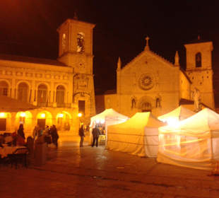Norcia Piazza bei Nacht