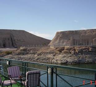 Die Tempel vom Wasser gesehen