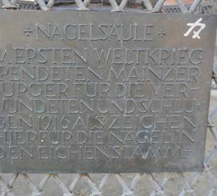 Die Nagelsäule, östlich vom Dom am Liebfrauenplatz