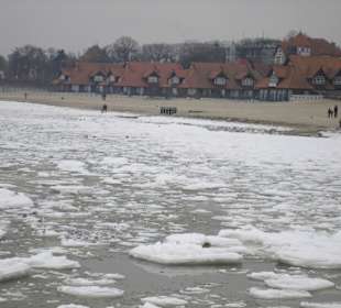 Die zugefrorene Ostsee an der Molo