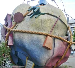 Die Skulptur Houseball auf dem Bethlehemkirchplatz