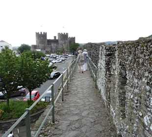 Auf der Stadtmauer von Conwy.