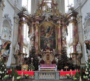 Blick auf den Hauptaltar der Basilika