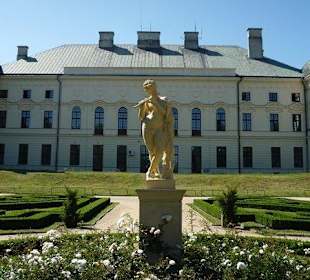 Rzeźba przed pałacem