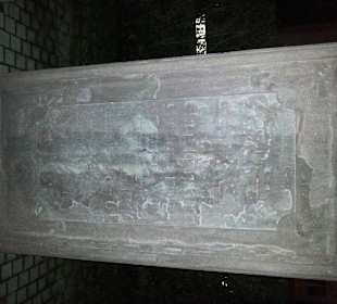 Grabsteine vom Rest des früheren Friedhofs dort