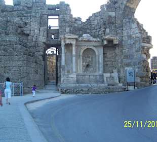 Tordurchfahrt im Altstadtbereich von Side