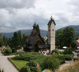 Blick über die Kirche ins Gebirge