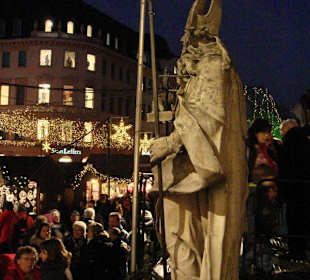 Bonifazius wacht über dem Markt