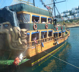 Eines der Piratenschiffe