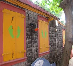 Eingang zum Calmos Cafe